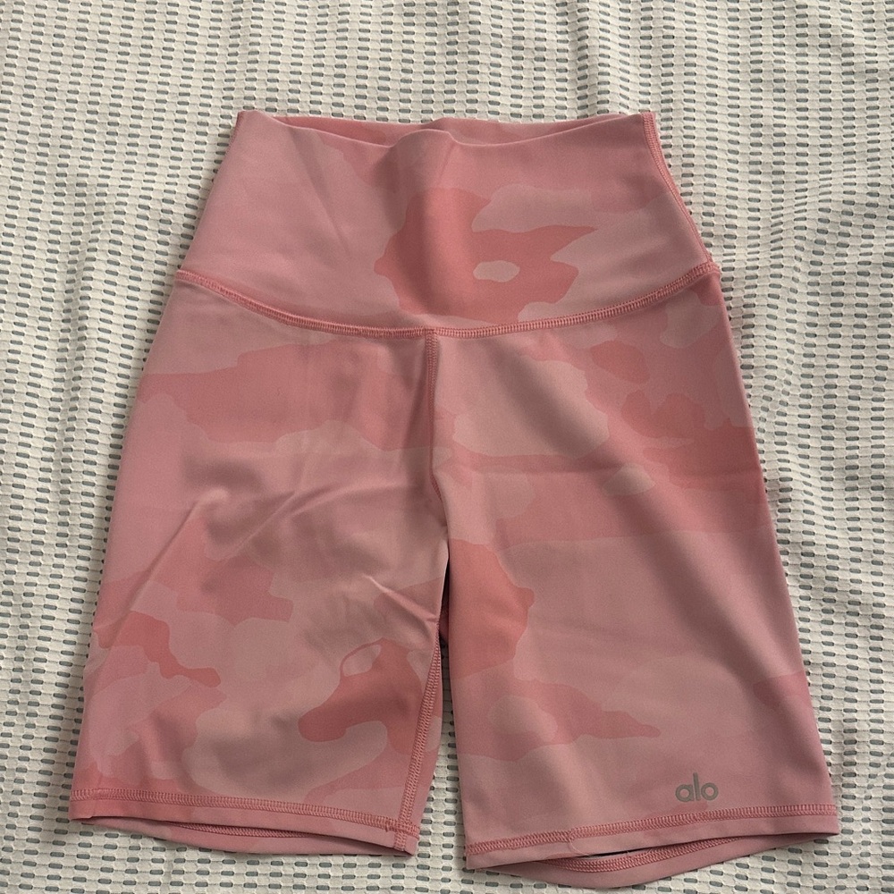 ALO Yoga Women's Camouflage Pink Biker Shorts